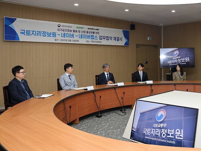 최승락(왼쪽부터) 네이버 부사장, 조우석 국토지리정보원 조우석 원장, 이동환 네이버랩스 부사장이 업무협약(MOU) 체결 후 기념사진을 촬영하고 있다. [네이버 제공]