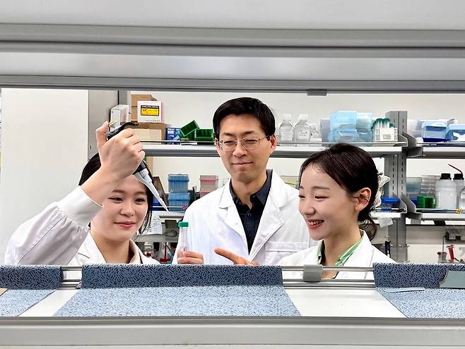 양예원(왼쪽부터) KAIST 생명화학공학과 석사과정, 김유식 교수, 구도영 박사과정.[KAIST 제공]