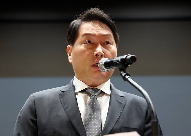 최태원 SK그룹 회장이 지난달 7일 서울 중구 SKT타워에서 열린 유심 정보 유출 관련 일일 브리핑에 참석, SK텔레콤에서 일어난 해킹 피해에 대해 사과하고 있다. [연합뉴스]