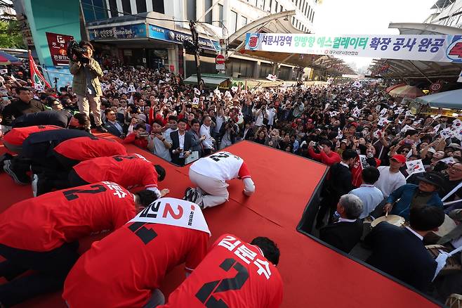 국민의힘 김문수 대선 후보가 12일 대구 서문시장에서 큰절하며 지지를 호소하고 있다. [연합]