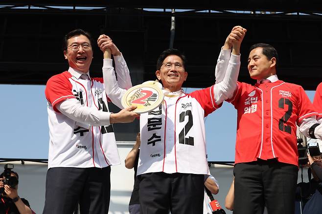 김문수 국민의힘 대선 후보가 14일 진주시에서 강민국 의원으로부터 모형 마패를 받고 있다. [연합]