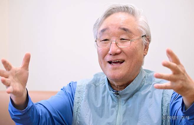 2025 삼성호암상 공학상 수상자인 김승우 KAIST 명예교수가 8일 오후 대전 카이스트 본원에서 헤럴드경제와 인터뷰를 하고 있다. 대전=이상섭 기자