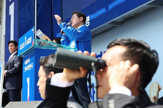 더불어민주당 이재명 대선 후보의 대구·경북(TK) 지역 유세가 열린 13일 경북 구미시 구미역광장에서 경호원들이 주위를 살피고 있다. [연합]