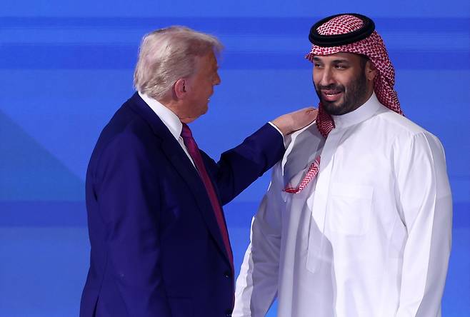 트럼프 대통령은 13일(현지시간) 사우디아라비아 수도 리야드에서 열린 사우디·미국 투자 포럼에서 무함마드 빈 살만 사우디 왕세자의 어깨에 손을 올리고 있다. EPA]