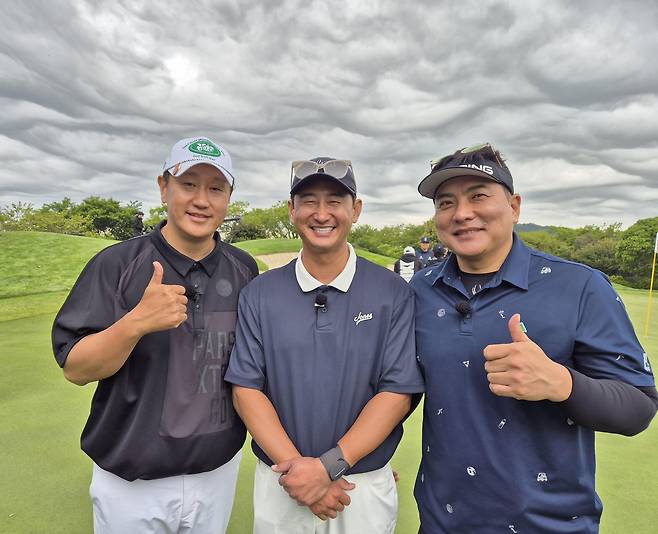 이대호(왼쪽부터)와 박용택, 김태균이 14일 제주 서귀포 핀크스 골프클럽에서 열린 SK텔레콤 채리티 오픈 2025에 참가한 뒤 포즈를 취하고 있다. [연합]