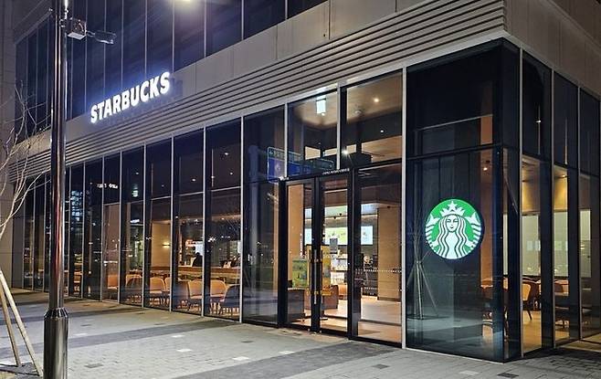[서울=뉴시스] 야간 운영 중인 스타벅스 마곡보타닉게이트점 모습. (사진=스타벅스 제공) 2025.05.13. photo@newsis.com *재판매 및 DB 금지