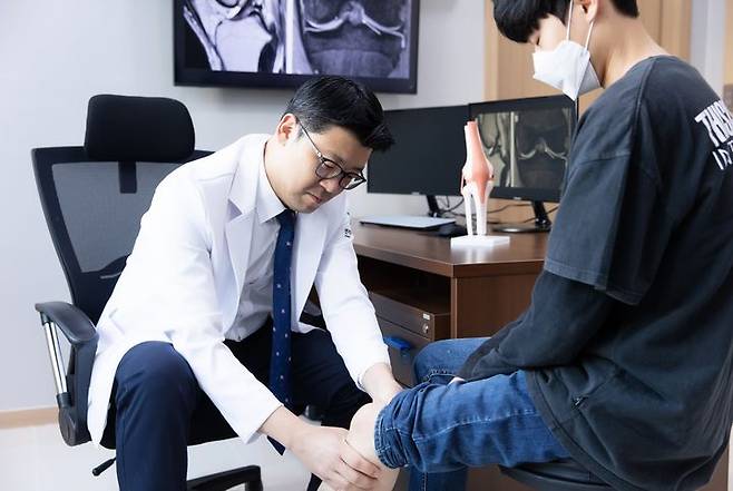 [서울=뉴시스] 13일 연세스타병원 허동범 병원장(정형외과 전문의)은 "고관절에서 유발되는 통증은 특정 동작에서 반복되는 국소 통증이 특징인 반면, 허리질환은 자세에 따라 통증이 변화하고 저림이나 감각 저하 같은 신경학적 증상이 동반되는 경우가 많다"며 "두 질환은 치료법이 전혀 다르기 때문에 정확한 감별 진단이 매우 중요하다"고 말했다. (사진=연세스타병원 제공) 2025.05.13. photo@newsis.com *재판매 및 DB 금지