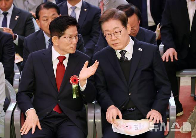 [서울=뉴시스] 최진석 기자 = 이재명 더불어민주당 대선 후보와 김문수 국민의힘 대선 후보가 5일 서울 종로구 조계사에서 열린 부처님오신날 봉축법요식에서 대화를 나누고 있다. (대통령실통신사진기자단) 2025.05.05. myjs@newsis.com