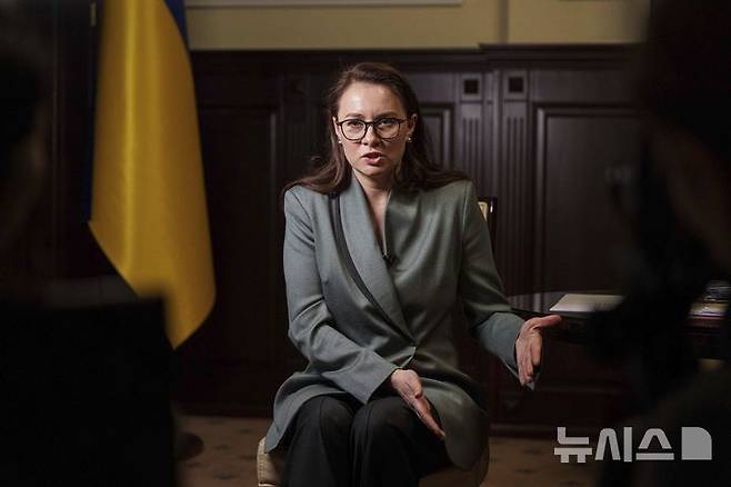 [키이우=AP/뉴시스] 율리야 스비리덴코 우크라이나 제1부총리 겸 경제부 장관이  지난해 1월 키이우에서 AP통신과 인터뷰하는 모습. 그는 미국과 4월 30일 광물협정 타결후 합의안이 우크라이나 국회의 비준을 통과해 국내 절차가 마무리 됐다고 13일 미국대사관에 공식 통보했다. 2025.05.14.
