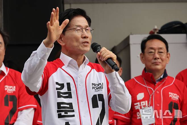 [부산=뉴시스] 고승민 기자 = 김문수 국민의힘 대선 후보가 13일 부산 자갈치시장을 찾아 유세를 하고 있다. (공동취재) 2025.05.13. photo@newsis.com