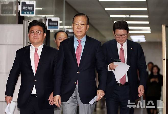 [서울=뉴시스] 조성봉 기자 = 권영세 국민의힘 비상대책위원장이 지난 10일 오전 서울 여의도 국회에서 열린 후보 재선출 관련 기자회견에 참석하고 있다.왼쪽부터 감영구 비서실장, 권 비대위원장, 신동욱 수석대변인. 2025.05.10. suncho21@newsis.com