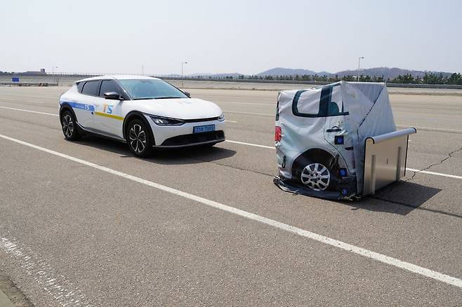 [서울=뉴시스] AEBS 실험에서 정지된 차량(더미)에 첨단안전장치(ADAS)가 반응해 멈춘 모습. 2025.05.14. (사진=교통안전공단 제공) photo@newsis.com *재판매 및 DB 금지