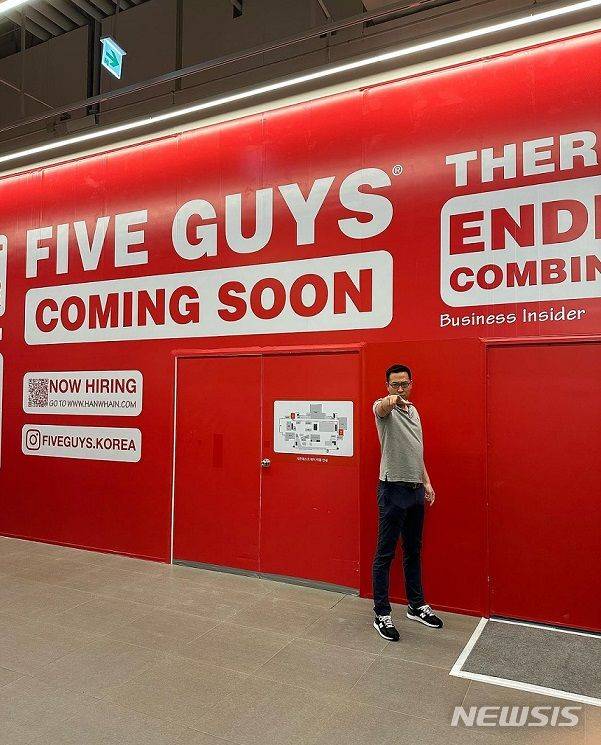 [서울=뉴시스]김동선 한화갤러리아 부사장이 7일 미국 햄버거 브랜드인 '파이브가이즈' 오픈 준비를 위해 여의도 더현대를 찾았다.2023.09.07.(사진=김동선 본부장 인스타그램 캡쳐)photo@newsis.com