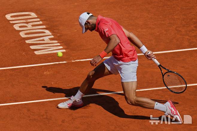 [마드리드=AP/뉴시스] 노바크 조코비치(5위·세르비아)가 지난달 26일(현지 시간) 스페인 마드리드에서 열린 남자프로테니스(ATP) 투어 마드리드 오픈 단식 2라운드에서 마테오 아르날디(44위·이탈리아)와 경기하고 있다. 조코비치는 그의 첫 경기에서 0-2(3-6 4-6)로 패해 탈락했다. 2025.04.27.