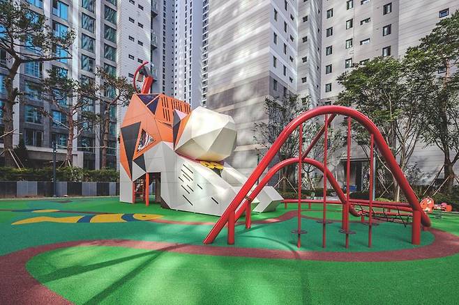 [서울=뉴시스] 가시광촉매 차열 고무칩 포장기술이 적용된 올림픽파크포레온 놀이터. 2025.05.14. (사진=현대건설 제공) photo@newsis.com  *재판매 및 DB 금지