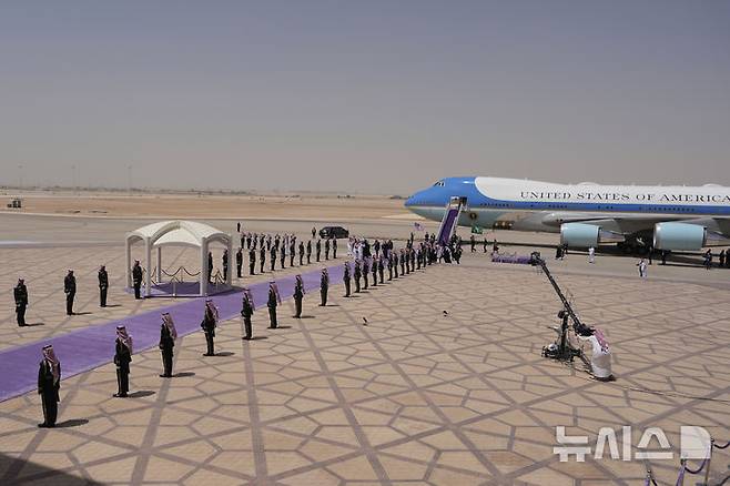 [리야드=AP/뉴시스] 카타르항공이 도널드 트럼프 미국 대통령의 카타르 방문에 맞춰 보잉 항공기 150대를 구매하기로 합의한 사실을 발표할 예정이라고 뉴스네이션이 13일(현지 시간) 보도했다. 사진은 트럼프 대통령이 이날 사우디아라비아 리야드 킹 칼리드 국제공항에 도착해 무함마드 빈 살만 왕세자와 걷는 모습. 2025.05.14.