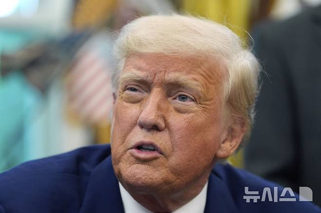 [워싱턴=AP/뉴시스] 13일(현지 시간) 폭스뉴스에 따르면 이날 트럼프 대통령은 자신의 SNS(소셜네트워크서비스) 트루스 소셜에 "인플레이션은 없고, 휘발유, 에너지, 식료품 등 거의 모든 가격은 하락했다. 연준은 유럽과 중국처럼 금리를 인하해야 한다"고 주장했다. 사진은 트럼프 대통령의 모습. 2025.05.14.