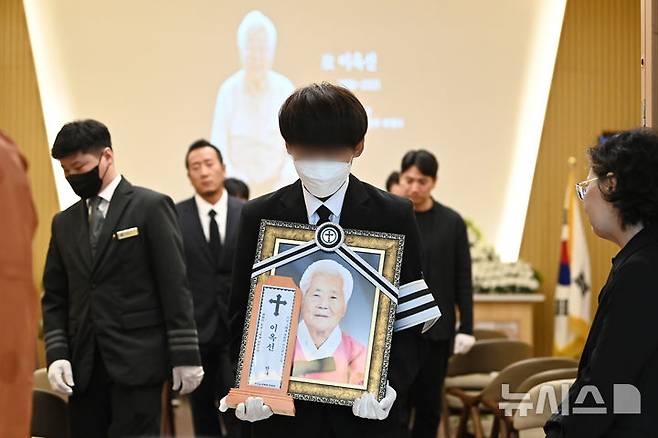 [용인=뉴시스] 김종택 기자 = 일본군 위안부 피해자 고(故) 이옥선 할머니의 발인식이 14일 경기 용인시 쉴낙원 경기장례식장에서 엄수되고 있다. 나눔의 집에서 거주하던 이 할머니는 지난 11일 향년 97세로 별세했다. 정부에 등록된 일본군 위안부 피해자 240명 중 생존자는 6명만 남았다. 2025.05.14. jtk@newsis.com