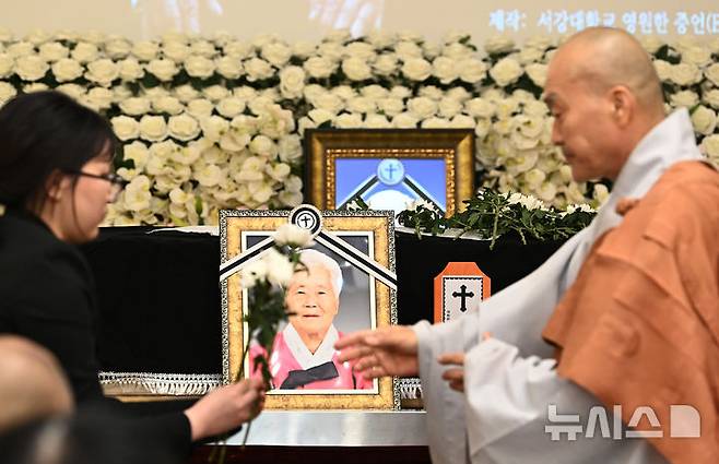 [용인=뉴시스] 김종택 기자 = 일본군 위안부 피해자 고(故) 이옥선 할머니의 발인식이 14일 경기 용인시 쉴낙원 경기장례식장에서 엄수되고 있다. 나눔의 집에서 거주하던 이 할머니는 지난 11일 향년 97세로 별세했다. 정부에 등록된 일본군 위안부 피해자 240명 중 생존자는 6명만 남았다. 2025.05.14. jtk@newsis.com