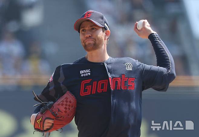 [서울=뉴시스] 김금보 기자 = 지난 3월22일 서울 송파구 잠실야구장에서 열린 프로야구 2025 KBO리그 개막전 롯데 자이언츠 대 LG 트윈스의 경기, 1회말 롯데 선발 반즈가 역투하고 있다. 2025.03.22. kgb@newsis.com