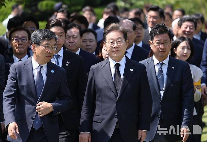 [부산=뉴시스] 권창회 기자 = 이재명 더불어민주당 대선 후보가 14일 부산 남구 유엔기념공원을 방문해 참배하기 위해 이동하고 있다. (공동취재) 2025.05.14. photo@newsis.com