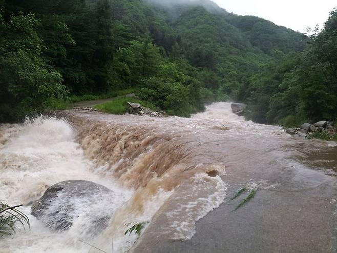 [진주=뉴시스]단시간 집중호우로 산간 계곡에 물이 급격하게 불어나 지대가 낮은 지역이 빠른 시간에 침수되는 돌발홍수 모습. *재판매 및 DB 금지