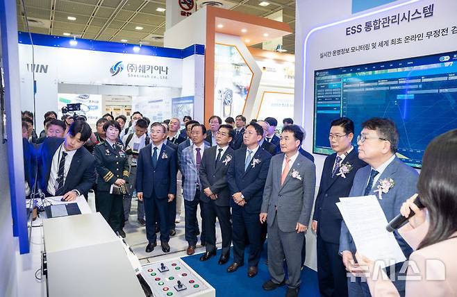 [세종=뉴시스]14일 서울 강남구 코엑스에서 열린 2025국제전기전력전시회에 한국전기안전공사 남화영(오른쪽 세번째) 사장과 관계자들이 공사 홍보관을 둘러보고 있다.(사진=한국전기안전공사 제공)