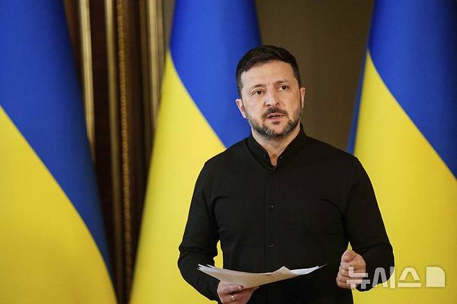 [키이우=AP/뉴시스] 볼로디미르 젤렌스키 우크라이나 대통령이 오는 18일(현지 시간) 레오 14세 교황과 회동할 가능성을 언급했다. 사진은 젤렌스키 대통령이 13일(현지 시간) 키이우에서 기자회견을 하는 모습. 2025.05.14.