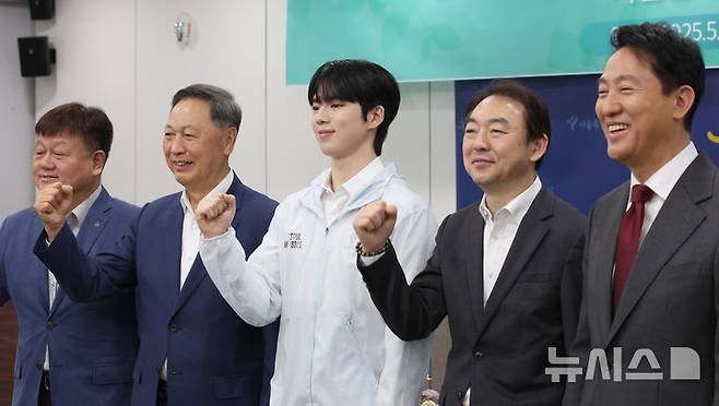 [서울=뉴시스] 김금보 기자 = 피겨스케이팅 차준환이 14일 서울 중구 서울시청에서 열린 서울시청 피겨팀 입단식에서 기념촬영을 하고 있다. 2025.05.14. kgb@newsis.com