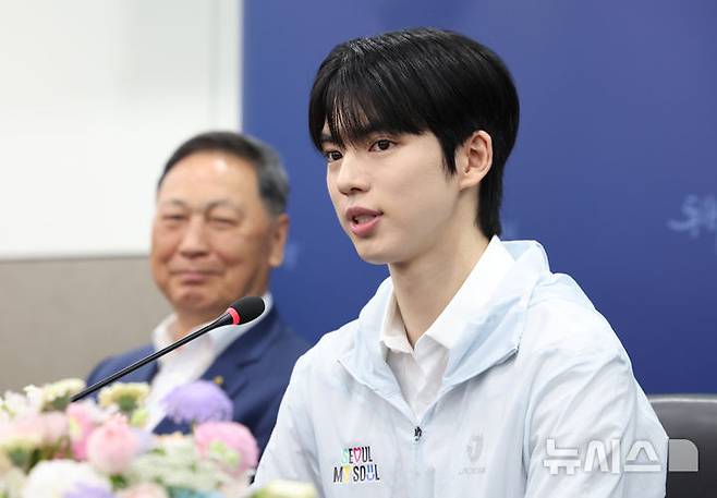[서울=뉴시스] 김금보 기자 = 피겨스케이팅 차준환이 14일 서울 중구 서울시청에서 열린 서울시청 피겨팀 입단식에서 소감을 말하고 있다. 2025.05.14. kgb@newsis.com