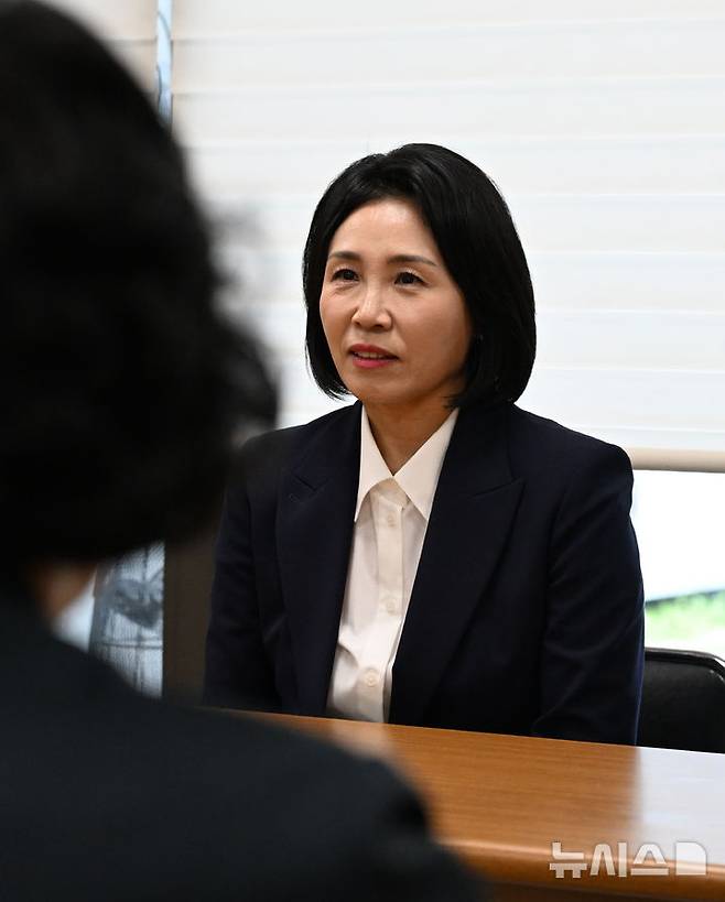 [광주=뉴시스] 김혜인 기자 = 이재명 더불어민주당 대선 후보의 부인 김혜경 여사가 14일 오후 광주 남구 오월어머니집을 찾아 오월어머니들과 인사하고 있다. 2025.05.14.hyein0342@newsis.com