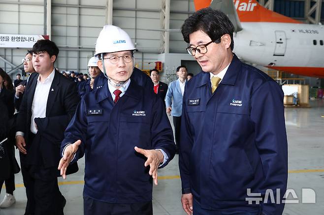 [사천=뉴시스] 고승민 기자 = 김문수 국민의힘 대선 후보가 14일 경남 사천 한국항공서비스(KAEMS)에 방문, 배기홍 대표와 대화하고 있다. (공동취재) 2025.05.14. photo@newsis.com