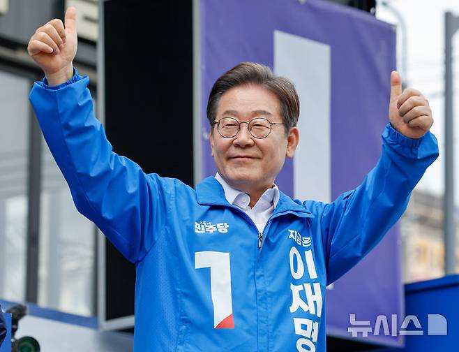 [창원=뉴시스] 권창회 기자 = 이재명 더불어민주당 대선 후보가 14일 경남 창원시 상남분수광장에서 열린 집중유세에서 연설을 마친 뒤 인사하고 있다. (공동취재) 2025.05.14. photo@newsis.com