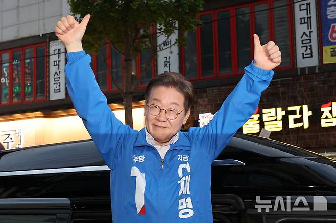 [거제=뉴시스] 권창회 기자 = 이재명 더불어민주당 대선 후보가 14일 경남 거제시 엠파크 차없는거리에서 열린 유세에서 연설을 마친 뒤 차에 오르며 지지자들에게 인사하고 있다. 2025.05.14. kch0523@newsis.com