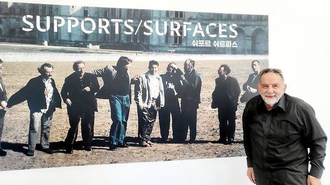 [사진=박현주미술전문기자] 쉬포르/쉬르파스 막내 작가 노엘 돌라가 1970년대 찍었던 그룹 사진 앞에서 포즈를 취했다. 2025.05.14. hyun@newsis.c.om *재판매 및 DB 금지