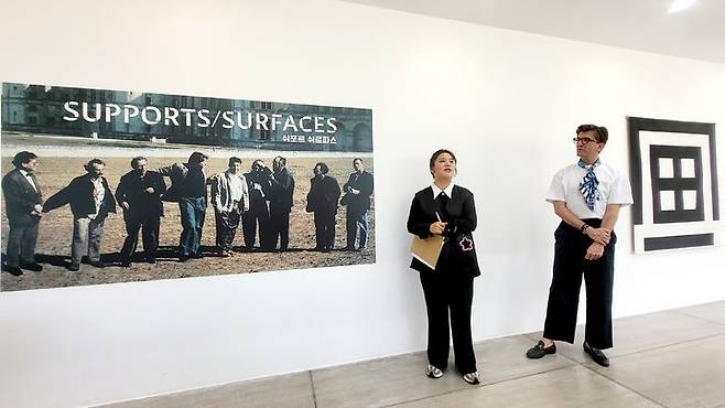 대구 인당뮤지엄 김정 관장이 쉬포르 쉬르파스 전시를 소개하고 있다. *재판매 및 DB 금지