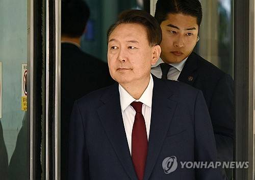 법원 나서는 윤석열 전 대통령 (서울=연합뉴스) 윤석열 전 대통령이 12일 서울 서초구 중앙지방법원에서 열린 내란 우두머리 혐의, 직권남용 권리행사방해 혐의 사건 3차 공판에서 오전 공판을 마친 후 법원을 나서고 있다. 2025.5.12 [사진공동취재단] photo@yna.co.kr