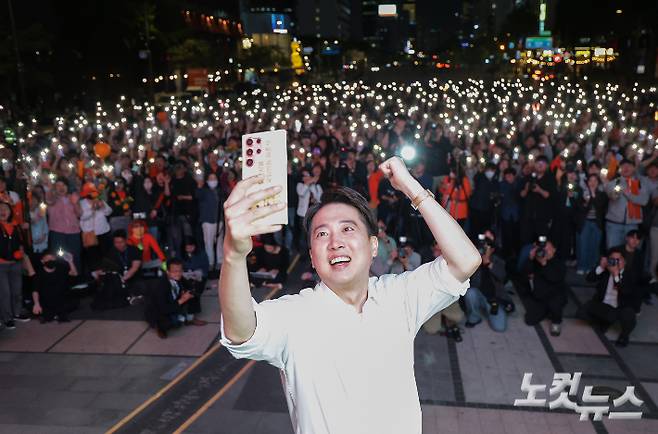 개혁신당 이준석 대선후보가 14일, 사흘만에 부산을 다시 찾는다. 집중유세에서 유세차에 올라 셀카를 찍고 있는 모습. 윤창원 기자