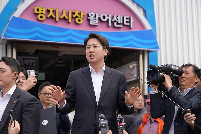 지난 11일 부산 명지시장 활어센터를 찾은 이준석 개혁신당 대선 후보가 사흘만인 14일 부산을 다시 찾는다. 캠프 제공