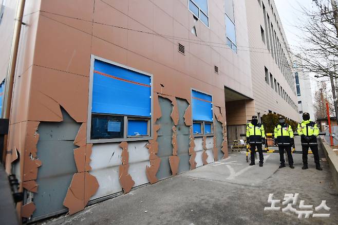 지난 1월 19일 윤석열 대통령에 대한 구속영장이 발부되자 격앙된 지지자들이 서울서부지방법원에 난입해 시설물 등을 파손하며 폭동을 일으킨 가운데 20일 서울 마포구 서울서부지방법원에 파손된 외벽이 보이고 있다. 류영주 기자