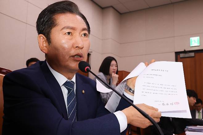 14일 국회에서 열린 법원조직법·공직선거법·헌법재판소 등을 심사하는 법제사법위원회 전체회의에서 더불어민주당 소속 정청래 위원장이 대법관들의 불출석 사유서를 보여주고 있다. 연합뉴스