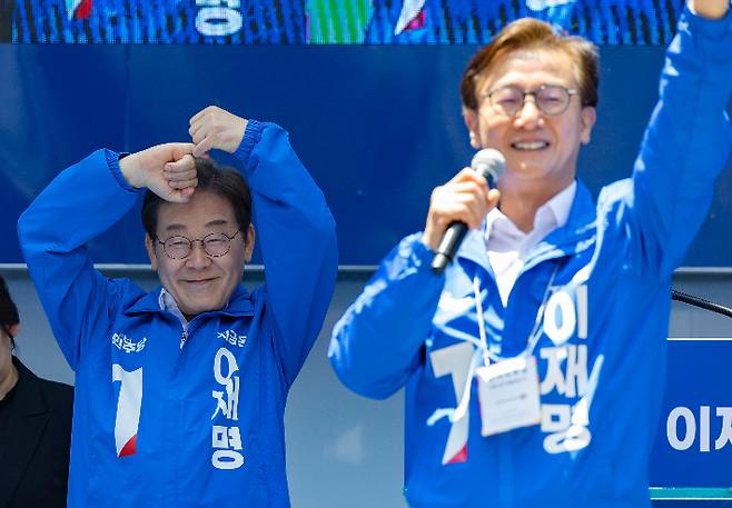 더불어민주당 이재명 대선후보(왼쪽)가 14일 부산 부산진구 서면에서 열린 유세에서 산업은행 이전은 어렵지만, 해수부와 HMM 본사 부산 이전 약속을 지키겠다며, 새끼 손가락 걸기 포즈를 하고 있다. 전재수 의원이 손을 올리고 지지자들에게 화답하고 있다. 연합뉴스