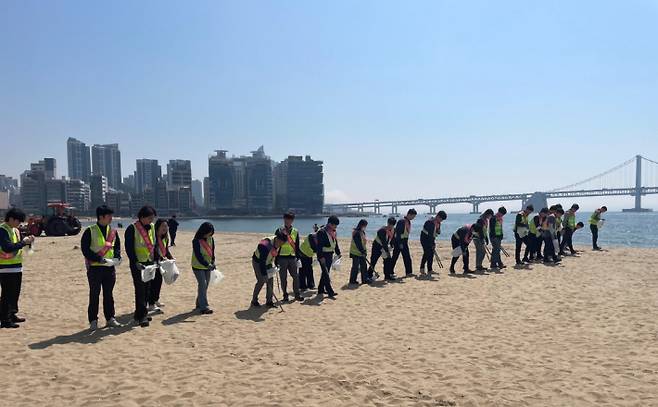 부산시설공단 교량처 직원들이 광안리해수욕장에서 비치코밍 활동을 하고 있다. 부산시설공단 제공