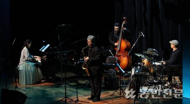 살로메 팀이 재즈를 연주하는 모습. 이들은 다양한 관객을 만나기 위해 충주에서 꾸준히 공연을 펼치고 있다. 충주=백승철 프리랜서 기자