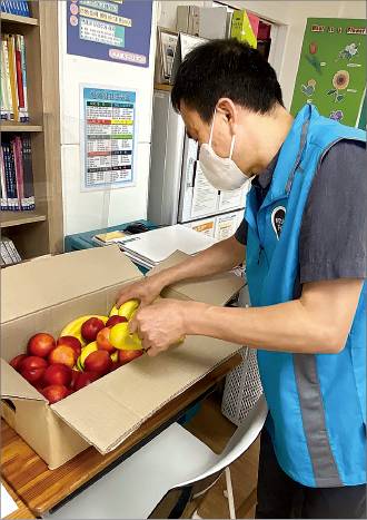 서울 가락시장이 ‘얘들아 과일 먹자’ 사업을 통해 서울지역 소재 지역아동센터에 전달한 제철과일을 관계자가 소분하고 있다. 희망나눔마켓