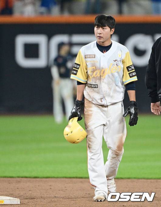 [OSEN=대전, 김성락 기자] 13일 대전 한화생명볼파크에서 ‘2025 신한 SOL Bank KBO리그’ 한화 이글스와 두산 베어스의 경기가 열렸다.이날 한화는 류현진, 두산은 최원준을 선발로 내세웠다.연장 11회말 무사 1루 한화 채은성의 타석 때 1루 대주자 이상혁이 2루 도루실패, 아쉬워하고 있다. 2025.05.13 / ksl0919@osen.co.kr