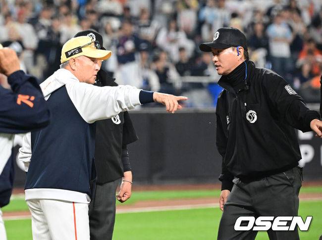 [OSEN=대전, 김성락 기자] 13일 대전 한화생명볼파크에서 ‘2025 신한 SOL Bank KBO리그’ 한화 이글스와 두산 베어스의 경기가 열렸다.이날 한화는 류현진, 두산은 최원준을 선발로 내세웠다.7회초 2사 두산 김인태의 내야안타 때 1루 베이스 커버 온 한화 투수 박상원이 진루하는 김인태의 발에 발목을 밟혔다. 한화 김경문 감독이 주자 세이프 판정에 항의하고 있다. 2025.05.13 / ksl0919@osen.co.kr