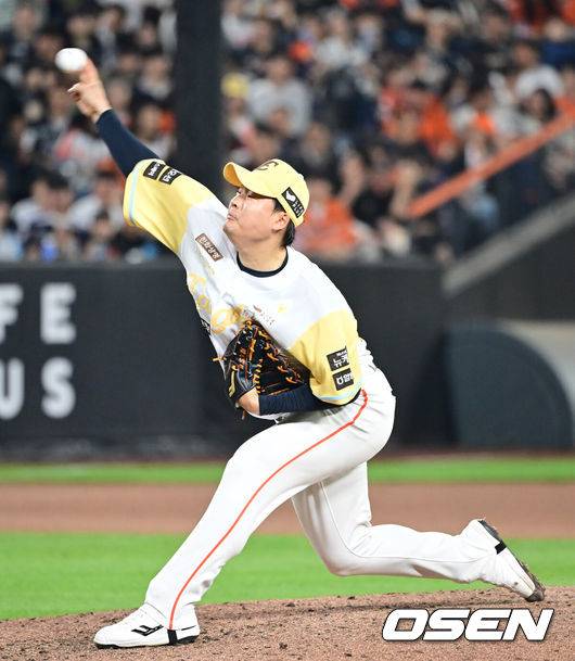 [OSEN=대전, 김성락 기자] 13일 대전 한화생명볼파크에서 ‘2025 신한 SOL Bank KBO리그’ 한화 이글스와 두산 베어스의 경기가 열렸다.이날 한화는 류현진, 두산은 최원준을 선발로 내세웠다.8회초 한화 한승혁이 마운드에 올라 힘차게 공을 뿌리고 있다. 2025.05.13 / ksl0919@osen.co.kr