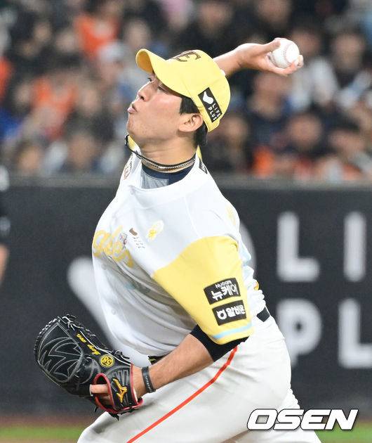 [OSEN=대전, 김성락 기자] 13일 대전 한화생명볼파크에서 ‘2025 신한 SOL Bank KBO리그’ 한화 이글스와 두산 베어스의 경기가 열렸다.이날 한화는 류현진, 두산은 최원준을 선발로 내세웠다.7회초 한화 박상원이 마운드에 올라 힘차게 공을 뿌리고 있다. 2025.05.13 / ksl0919@osen.co.kr