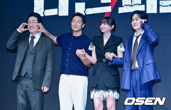 [OSEN=지형준 기자] 14일 오전 서울 종로구 JW 메리어트 동대문 스퀘어에서 디즈니+ 오리지널 시리즈 '나인 퍼즐' 제작발표회가 열렸다.윤종빈 감독의 신작 '나인 퍼즐’은 10년 전,&nbsp;미결 사건의 유일한 목격자이자 현직 프로파일러인&nbsp;‘이나’(김다미)와&nbsp;그를 끝까지 용의자로 의심하는 강력팀 형사&nbsp;‘한샘’(손석구)이 의문의 퍼즐&nbsp;조각과 함께 다시 시작된 연쇄살인 사건의 비밀을 파헤치는 추리 스릴러다.배우 현봉식, 손석구, 김다미, 김성균이 포토타임을 하고 있다. 2025.05.14 /jpnews@osen.co.kr